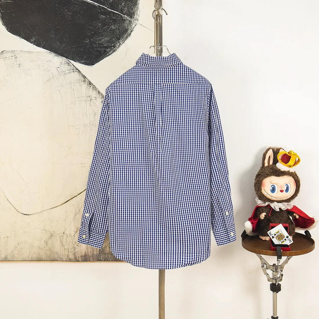 P280 zp version [exclusive supply] Ralph Lauren/Ralph Lauren 2025SS Evergreen Vintage style poplin casual color 0.5 grid long-sleeved casual shirt, 100% restoration of workmanship, embedded seam clean edge processing, upper back broken seam reorganization, better fit ✅ 100% cotton poplin cotton, smooth feel, pre-car wash treatment, yarn is tighter ✅ Custom dyed original pearlescent white buttons, size partition✅ There is a special shaped chiffon foil inside the collar door tube, which is not easy to deform and pull. ✅ RL refreshing plaid shirt is more naughty and colorful than the simpleness of the solid color shirt. It can be salty or sweet. Daily travel and travel. The production rate is very high. The style is customized. Color: Pink Blue Size: S M L XL Number: WW10965